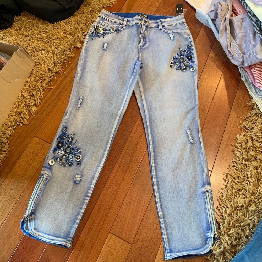 Embroidered stretchy jeans with cute zip ankles